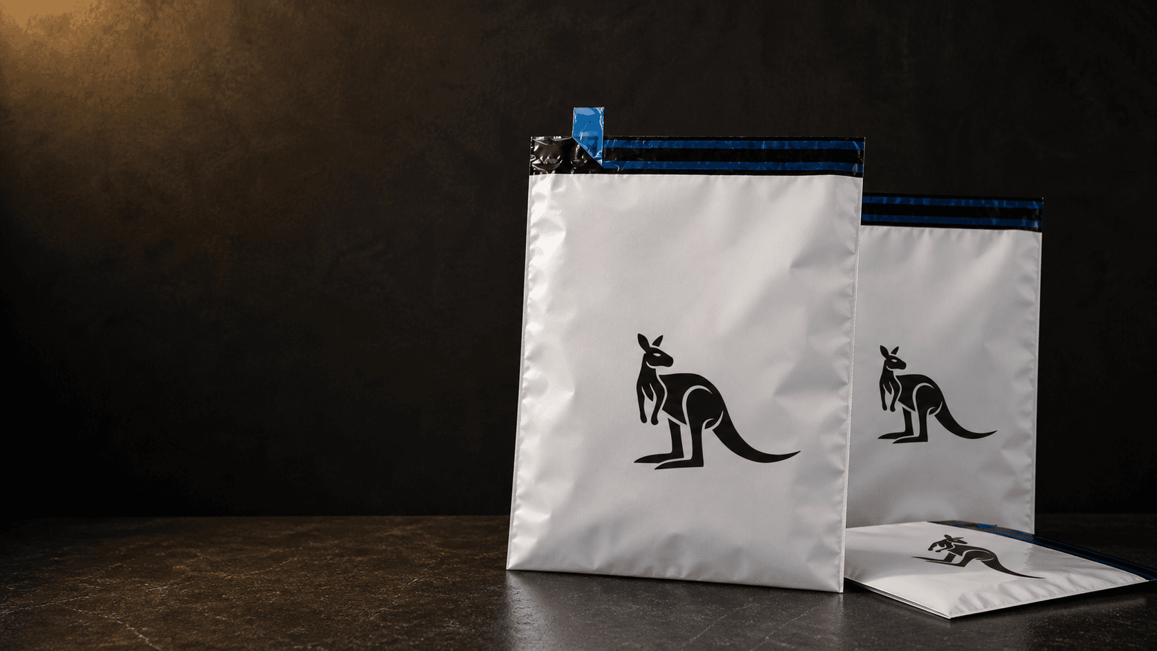 Envelopes de segurança personalizados em bancada de expedição.